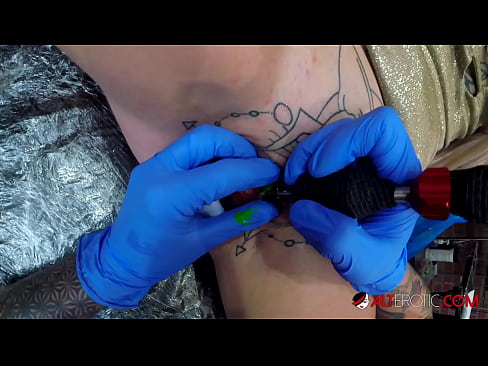 ❤️ Estremamente tatuato hottie Sully Savage ottenuto un tatuaggio sul suo clitoride Pornoal it.hentaisaturn.ru ❤️